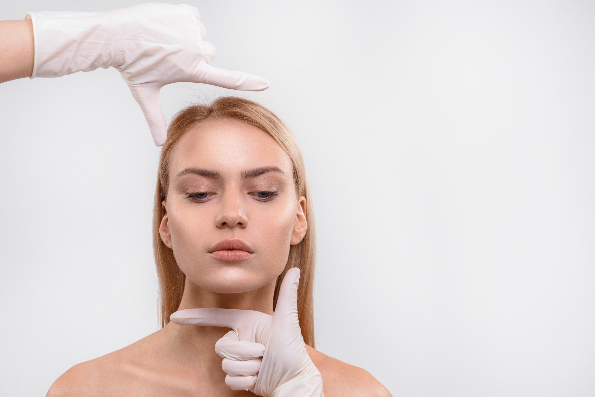 Surgeon,Examining,Facial,Proportion,Of,Young,Woman Y Lift Technique